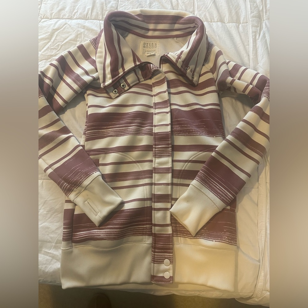 Gorgeous fall/spring coat. I personally find it pretty warm